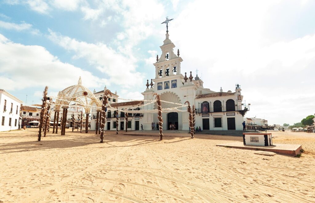 recorrido virtual el rocio huelva vista de la fachada principal de la capilla