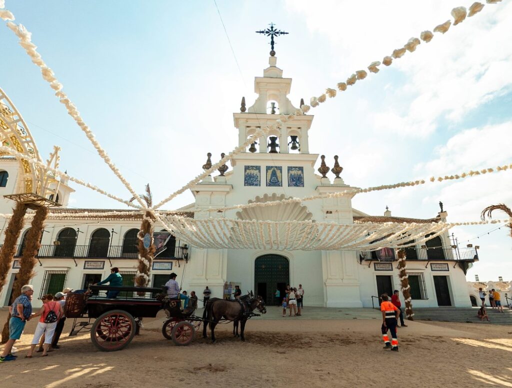 recorrido virtual el rocio huelva vista de la fachada principal de la capilla